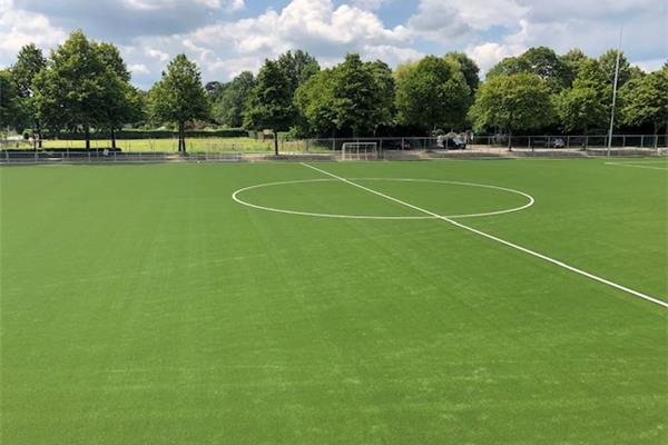 Aanleg kunstgras voetbalveld - Sportinfrabouw NV